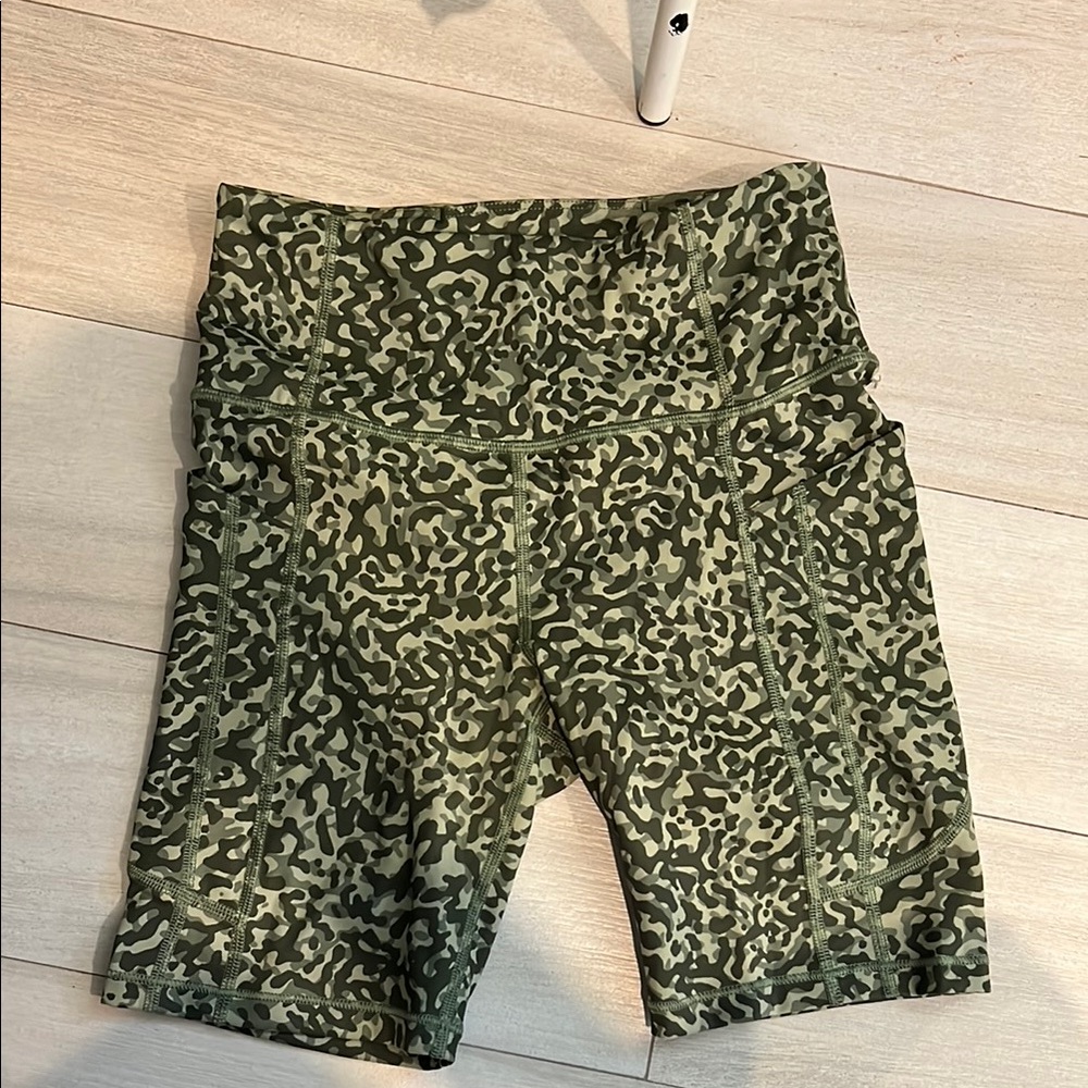 Green Camo Athleta ultimate stash shorts 💚